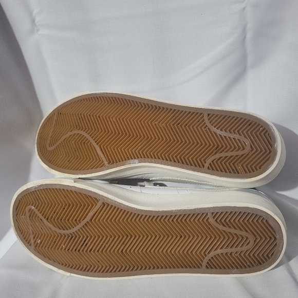 Nike Size 6 Shoes - Picture 2 of 7